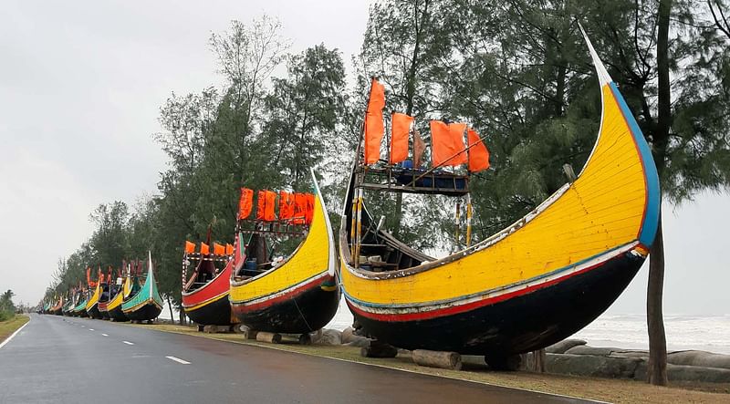 মেরিন ড্রাইভ সড়কে ডিঙি নৌকা